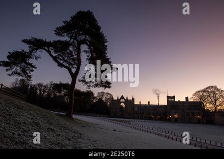 Eisiger Winteraufgang in Newstead Abbey, Nottinghamshire England Stockfoto