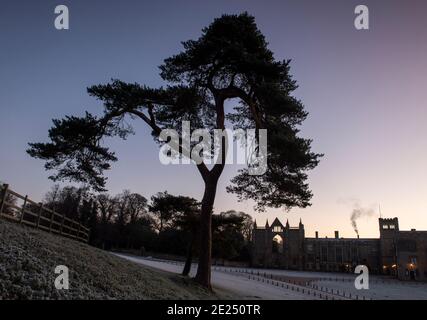 Eisiger Winteraufgang in Newstead Abbey, Nottinghamshire England Stockfoto