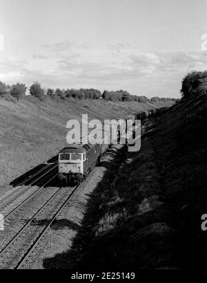 Klasse 47 Diesel Lokomotive No.47123 Ziehen eines Banbury nach Bescot Güterzug in Whitnash Cutting, Warwickshire, UK. Mai 1985. Stockfoto