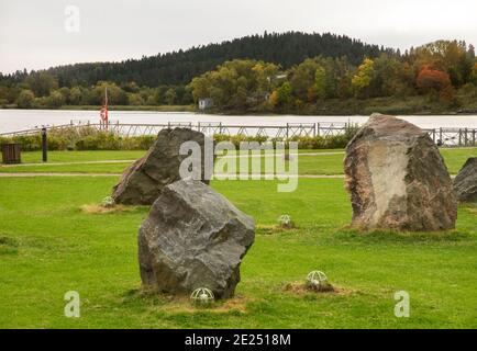 Rasen mit Steinen in Sortavala (Serdobol). Republik Karelien. Russland Stockfoto