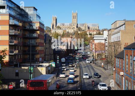 Blick von der Fußgängerbrücke über Broadgate auf Lincoln und die Kathedrale. Lincoln. Lincolnshire, Stockfoto