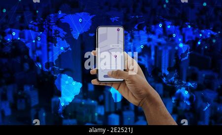 African American Guy Holding Smartphone Mit Geöffneten Navigation App Auf Angezeigt Stockfoto
