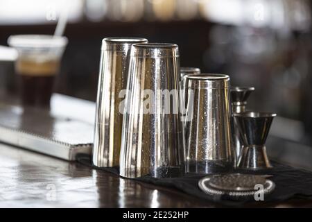 Selektive Fokusaufnahme eines Barkeepers und Barkeepers Werkzeuge für die Herstellung von Cocktails auf einer Theke Stockfoto