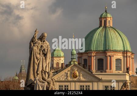 Prag, Tschechische Republik. 01-11-2021. Kirche und Statuen in der Nähe der Statue von König Karl IV. Auf dem Kreuzplatz, in der Nähe der Karlsbrücke in Prag. Stockfoto