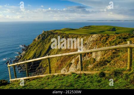 Blick auf den spektakulären Bolt Tail über Hope Cove an einem sonnigen Winternachmittag. South Devon, Großbritannien Stockfoto