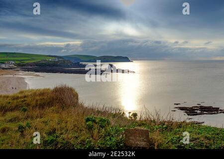 Ein stimmungsvoller Blick auf das Meer im Winter am Nachmittag vom Strand aus. Thurlestone, South Devon, Großbritannien Stockfoto