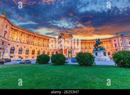 Wien, Österreich. Hofburg Imperial Palace in der Dämmerung. Stockfoto