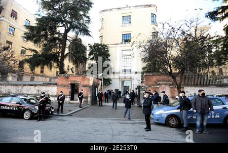 Außerhalb des Hauptsitzes des Istituto Superiore di Sanità werden die ersten Antikovid-Impfstoffe "Moderna" nach Italien kommen Stockfoto