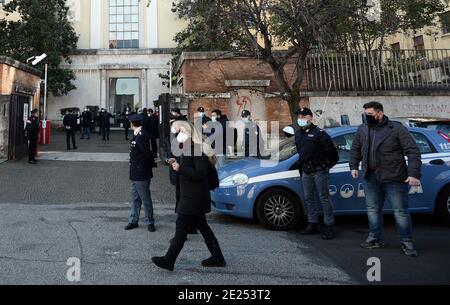 Außerhalb des Hauptsitzes des Istituto Superiore di Sanità werden die ersten Antikovid-Impfstoffe "Moderna" nach Italien kommen Stockfoto