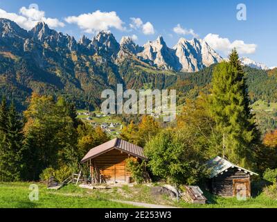 Dörfer Sarasin und Pongan in Venetien unter den Gipfeln der Pale di San Martino, Teil des UNESCO Welterbes Dolomiten. Europa Stockfoto