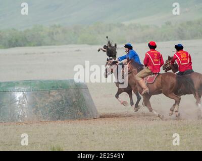 Die Ziege wird in Tai kazan (Tor) geworfen. Kok Boru (Buzkashi), traditioneller Reitsport. Festival auf der Ebene von Suusamyr zum Gedenken an Herrn Kosh Stockfoto