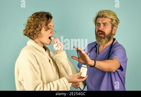 Tägliche Rate Medikamente. Verschreiben Sie Tests und Behandlung. Kranker Patient. Medizinische Hilfe. Symptome einer Virusinfektion. Medizinische Behandlung. Effektive Heilungen. Anamnese. Arzt kommunizieren Frau. Überdosierung des Medikaments. Stockfoto