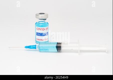 Medizinisches Konzept - einmal-Spritze und COVID-19-Impfstofffläschchen. Isoliert auf weißem Hintergrund. Speicherplatz kopieren. Stockfoto