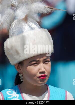 Musiker in traditioneller Kleidung. Folk- und Sportfest auf der Ebene von Suusamyr zum Gedenken an Herrn Koshomkul, einen Sportler und Volksheld des letzten Jahrhunderts Stockfoto