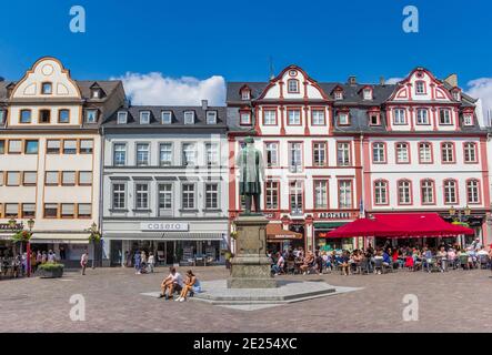 Geschäfte und Restaurants auf dem Jesuitenmarktplatz in Koblenz, Gemany Stockfoto