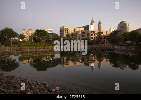 Dubai, Vereinigte Arabische Emirate, 12. Januar 2021: sonnenaufgang bei den Grünen in Dubai Stockfoto