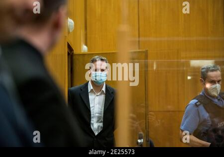 12. Januar 2021, Hessen, Frankfurt/Main: Der Hauptangeklagte Stephan Ernst (M) kommt zum Oberlandesgericht zur Fortsetzung seines Prozesses im Fall des Mordes an Walter Lübcke. Stephan Ernst soll vor einem Jahr den damaligen nordhessischen Landrat Lübcke auf seiner Terrasse erschossen haben, weil sich der CDU-Politiker für Flüchtlinge eingesetzt hatte. Foto: Thomas Lohnes/AFP POOL/dpa Stockfoto