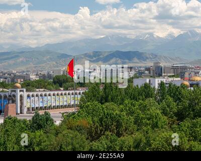 Blick auf die Stadt vom Riesenrad auf den Ala Too Platz. Die Hauptstadt Bischkek liegt in den Ausläufern von Tien Shan. Asien, zentralasien, Kirgisistan Stockfoto