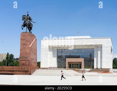 Nationalmuseum und Denkmal des Nationalhelden Manas 'Aykol Manas'. Ala Too Platz im Stadtzentrum. Die Hauptstadt Bischkek befindet sich im Fußraum Stockfoto