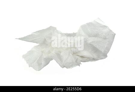 Gebrauchte geschraubte Papiergewebe isoliert auf weißem Hintergrund. Zerknittertes Seidenpapier. Stockfoto