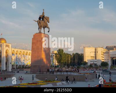 Denkmal des Nationalhelden Manas 'Aykol Manas' von Bazarbai Sydykov. Ala Too Platz im Stadtzentrum. Die Hauptstadt Bischkek befindet sich im Vorgebirge Stockfoto