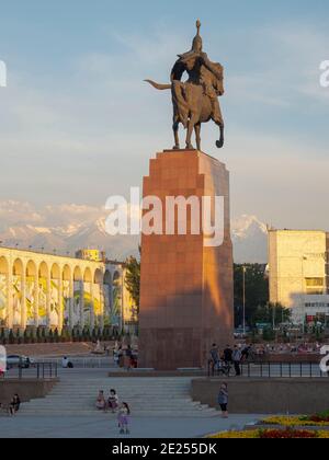Denkmal des Nationalhelden Manas 'Aykol Manas' von Bazarbai Sydykov. Ala Too Platz im Stadtzentrum. Die Hauptstadt Bischkek befindet sich im Vorgebirge Stockfoto