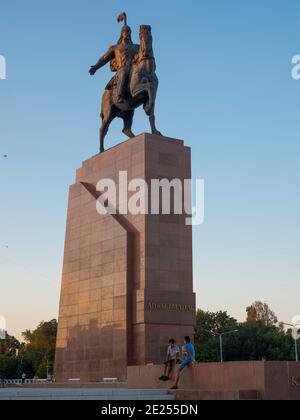 Denkmal des Nationalhelden Manas 'Aykol Manas' von Bazarbai Sydykov. Ala Too Platz im Stadtzentrum. Die Hauptstadt Bischkek befindet sich im Vorgebirge Stockfoto