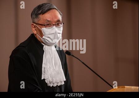 Der neue Oberrichter Andrew Cheung spricht bei einer Pressekonferenz nach der Eröffnung des Rechtsjahres und der Übernahme seiner Vorgängerposition in Hongkong, China, am 11. Januar 2020 mit der Presse. Stockfoto