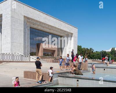 Nationalmuseum, Besucher und Einheimische auf dem belebten Ala Too Platz im Stadtzentrum. Die Hauptstadt Bischkek liegt in den Ausläufern von Tien Shan. Asien, Centr Stockfoto
