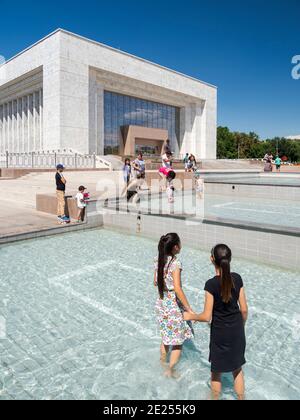 Nationalmuseum, Besucher und Einheimische auf dem belebten Ala Too Platz im Stadtzentrum. Die Hauptstadt Bischkek liegt in den Ausläufern von Tien Shan. Asien, Centr Stockfoto