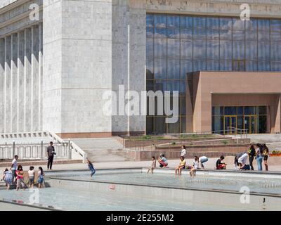 Nationalmuseum, Besucher und Einheimische auf dem belebten Ala Too Platz im Stadtzentrum. Die Hauptstadt Bischkek liegt in den Ausläufern von Tien Shan. Asien, Centr Stockfoto