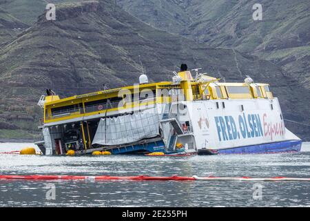 Puerto de Las Nieves, Gran Canaria, Kanarische Inseln, Spanien. Januar 2021. Rettungskräfte und Schlepper arbeiten noch einen sechsten Tag lang, um eine Fred Olsen-Passagierfähre wieder aufzuladen, die am Donnerstag, dem 7. Januar, bei stürmischem Wetter in Puerto de Las Nieves auf Gran Canaria anlegen wollte. Alle 59 Passagiere und 17 Besatzungsmitglieder verbrachten die Nacht auf der Fähre und wurden am nächsten Tag unversehrt entfernt. Lastwagen, Container und Autos bleiben auf der Fähre. Es werden auch Maßnahmen ergriffen, um Treibstofflecks von der Fähre einzudämmen. Kredit: Alan Dawson/Alamy Live Nachrichten. Stockfoto