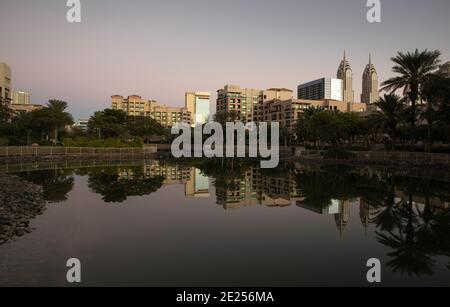 Dubai, Vereinigte Arabische Emirate, 12. Januar 2021: sonnenaufgang bei den Grünen in Dubai Stockfoto