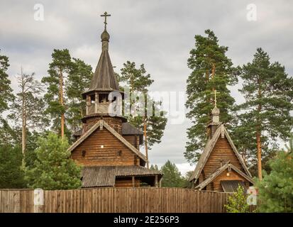 Die Kirche der lebensspendenden Dreifaltigkeit und die Kirche Alexij, des Gottesmannes im Dorf Talizy bei Pereslawl-Salesski. Russland Stockfoto