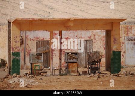 Verlassene Tankstelle in der marokkanischen Wüste Stockfoto