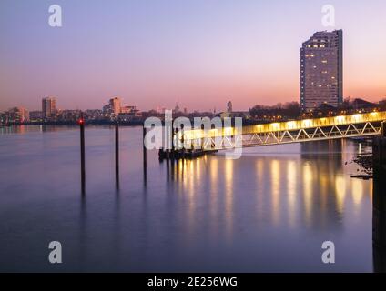 Panoramablick auf den Grönland Pier (Surrey Quays) Gegenüber von Canary Wharf auf der anderen Seite der Themse Fluss in der Dämmerung in London Stockfoto