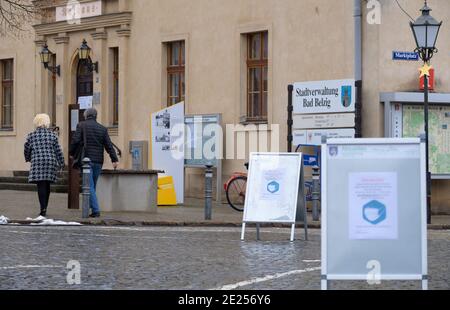 Bad Belzig, Deutschland. Januar 2021. Plakate auf zwei Ständen drängen auf Mundverhüllungen während des Wochenmarktes, der traditionell dienstags und donnerstags auf dem Marktplatz vor dem Rathaus stattfindet. Quelle: Soeren Stache/dpa-Zentralbild/ZB/dpa/Alamy Live News Stockfoto