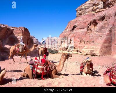 WADI RUM,JORDANIEN-OKTOBER 12,2004:EINE Gruppe von Menschen Touristen auf Kamelen in Die Wüste von Wadi Rum Stockfoto