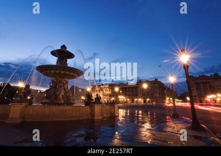 Brunnen auf dem Place de la Concorde in Paris, Frankreich bei Nacht Stockfoto