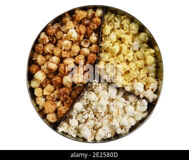 Drei verschiedene Arten von Popcorn, Butter, Käse und Karamell, in einer runden Dose. Hoher Winkel isoliert auf Weiß. Stockfoto