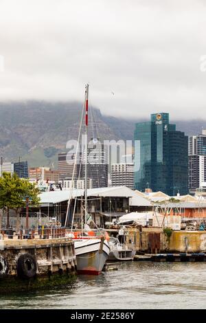 Kapstadt, Südafrika - 14. Dezember 2020: Verschiedene Arten von Booten in VA Waterfront Harbour an einem bewölkten Tag Stockfoto