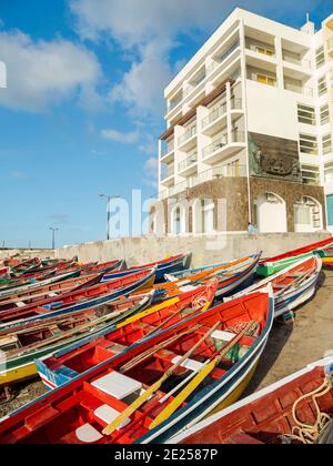 Hafen mit traditionellen bunten Fischerbooten. Stadt Ponta do Sol, Insel Santo Antao, Kap Verde im äquatorialatlantik. April Stockfoto