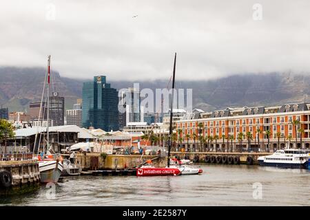 Kapstadt, Südafrika - 14. Dezember 2020: Verschiedene Arten von Booten in VA Waterfront Harbour an einem bewölkten Tag Stockfoto