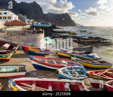 Hafen mit traditionellen bunten Fischerbooten. Stadt Ponta do Sol, Insel Santo Antao, Kap Verde im äquatorialatlantik. April Stockfoto