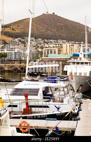 Kapstadt, Südafrika - 14. Dezember 2020: Verschiedene Arten von Booten in VA Waterfront Harbour an einem bewölkten Tag Stockfoto