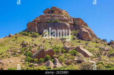 SH Schuss der alten Felsenfestung Sigiriya unter dem Blauer Himmel Stockfoto