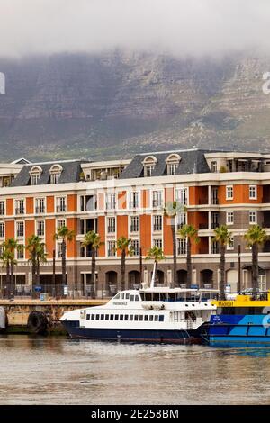Kapstadt, Südafrika - 14. Dezember 2020: Verschiedene Arten von Booten in VA Waterfront Harbour an einem bewölkten Tag Stockfoto