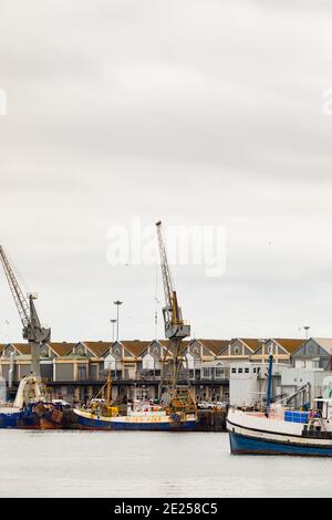 Kapstadt, Südafrika - 14. Dezember 2020: Verschiedene Arten von Booten in VA Waterfront Harbour an einem bewölkten Tag Stockfoto