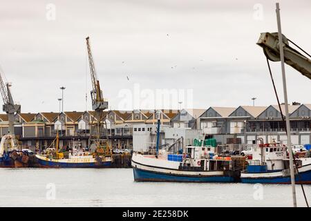 Kapstadt, Südafrika - 14. Dezember 2020: Verschiedene Arten von Booten in VA Waterfront Harbour an einem bewölkten Tag Stockfoto