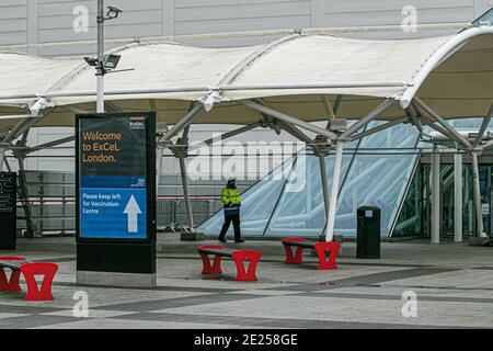 LONDON DOCKLANDS LONDON, UK 12. JANUAR 2021. Mitglieder der Öffentlichkeit kommen im Excel Centre Nightingale Hospital in den Londoner Docklands an, das am 11. Januar einen Covid-19 Impfschutz erhalten hat. Das Excel-Zentrum ist eines von sieben massenhaften Impfstellen für Coronaviren, die in ganz England eröffnet wurden, da die Regierung hofft, bis Februar 15 Millionen Jabs verabreichen zu können, um die Ausbreitung der Covid-19-Infektionen und den neuen mutierten Stamm der Krankheit zu bekämpfen. Kredit: amer ghazzal/Alamy Live Nachrichten Stockfoto